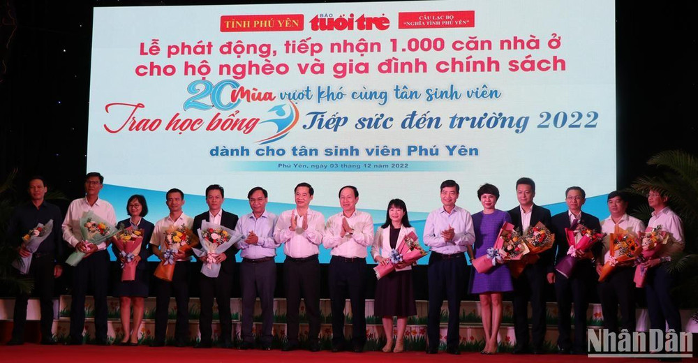 Các đại biểu tại Lễ phát động ủng hộ xây dựng 1.000 căn nhà cho hộ nghèo và trao học bổng “Tiếp sức đến trường”.