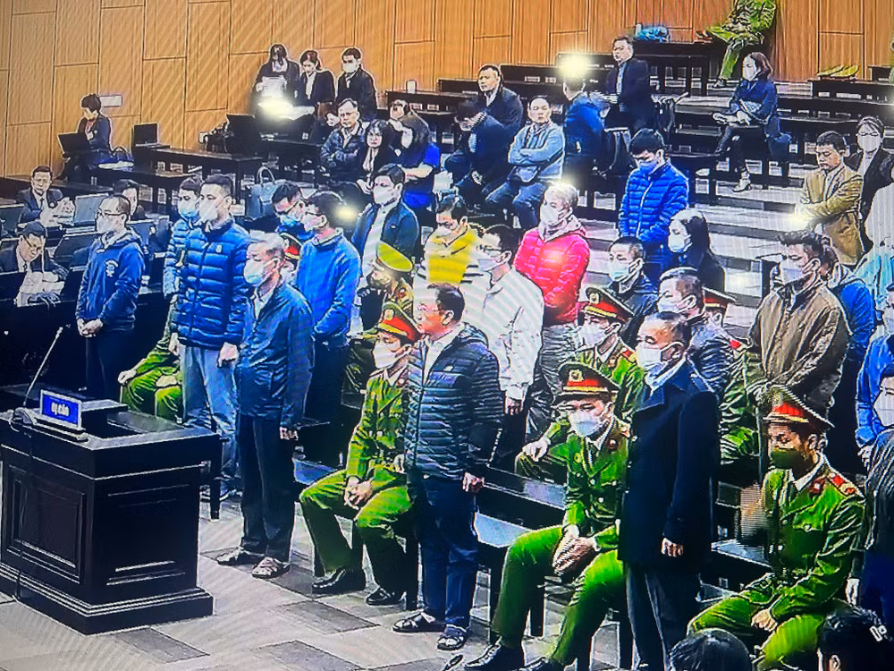 Các bị cáo tại phiên tòa. (Ảnh chụp màn hình)