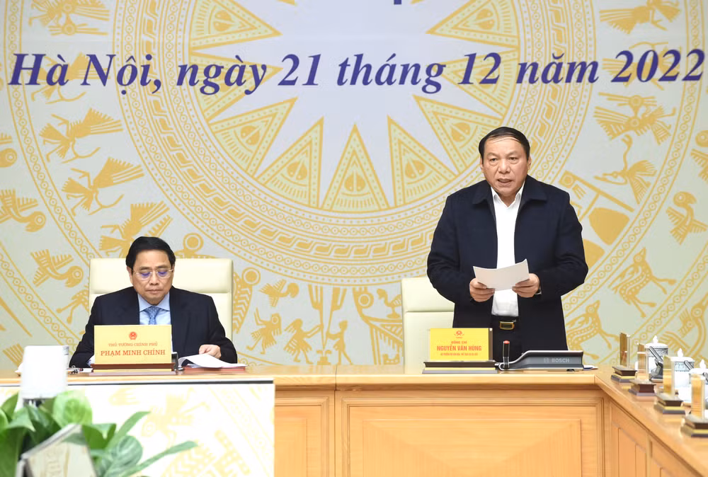 Bộ trưởng Văn hóa, Thể thao và Du lịch Nguyễn Văn Hùng báo cáo tình hình thu hút du khách quốc tế đến Việt Nam.