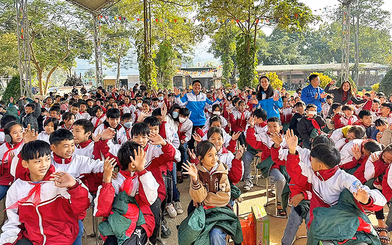 Các thành viên Đoàn tình nguyện trao nhu yếu phẩm, áo ấm tặng học sinh người dân tộc thiểu số tại huyện Na Hang.