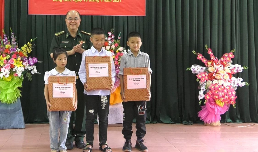 Cán bộ chiến sĩ Đồn biên phòng Chi Lăng, Lộc Bình, tỉnh Lạng Sơn, tặng sách vở cho các em học sinh là con nuôi đồn biên phòng.