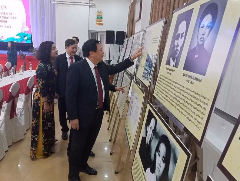 Đồng chí Nguyễn Xuân Thắng cùng các đại biểu thăm gian trưng bày hình ảnh về Tổng Bí thư Lê Hồng Phong.