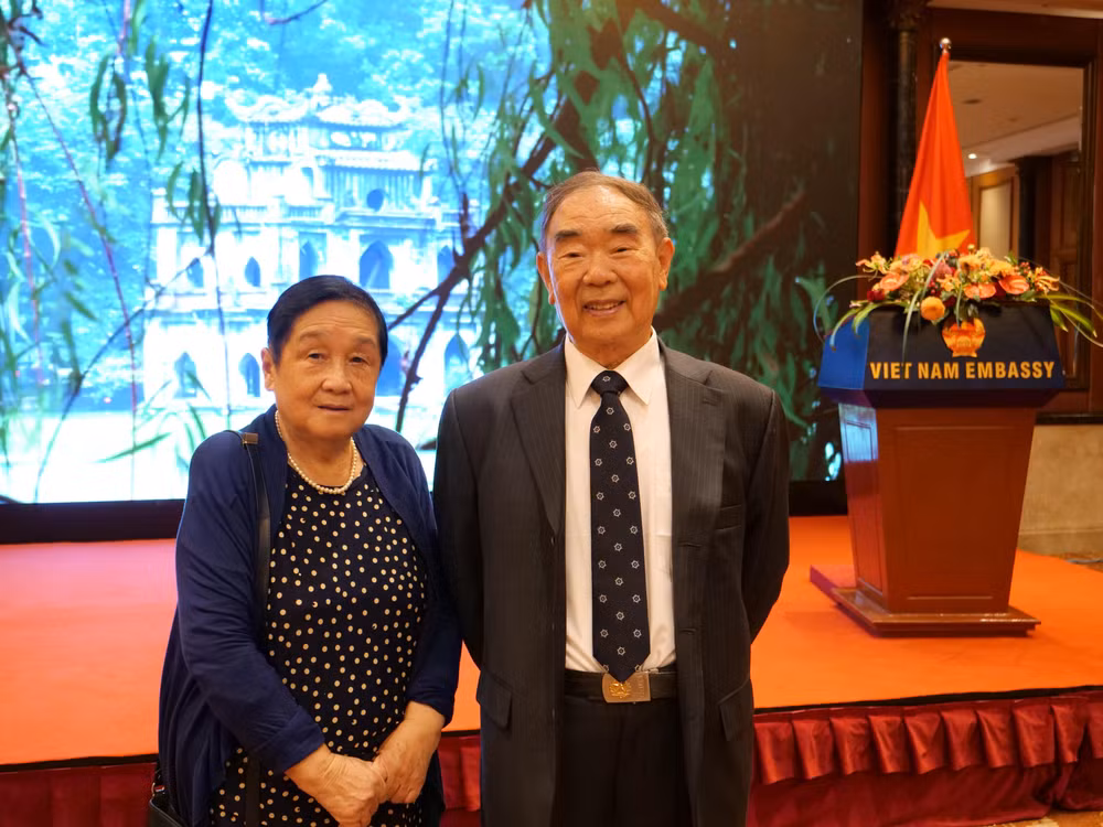 Giáo sư Cốc Nguyên Dương (bên phải) và Phu nhân tại lễ kỷ niệm 77 năm Quốc khánh Việt Nam tại Bắc Kinh, Trung Quốc. (Ảnh: Hữu Hưng)