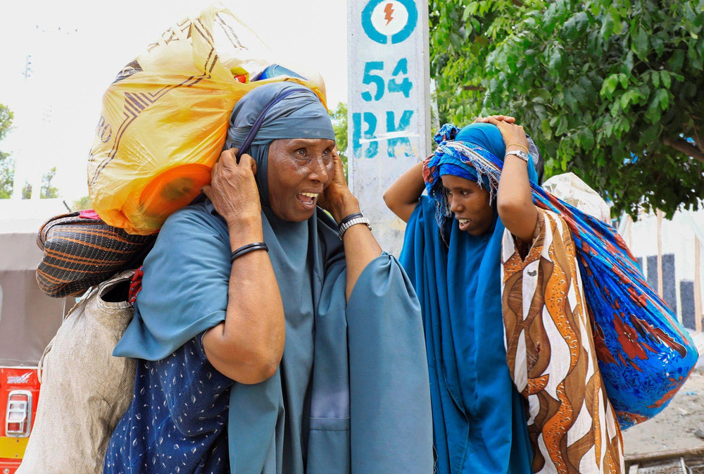 Ảnh minh họa: Dân thường bỏ chạy sau cuộc đọ súng giữa các phe phái trong lực lượng an ninh Somalia gần KM4 ở quận Hodan, thủ đô Mogadishu, Somalia ngày 26 /4/2021. (Ảnh: REUTERS)