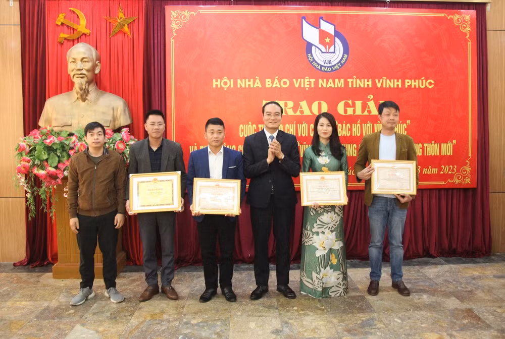 Khen thưởng các tác giả có tác phẩm lọt vào vòng chung khảo Giải báo chí Búa liềm vàng.