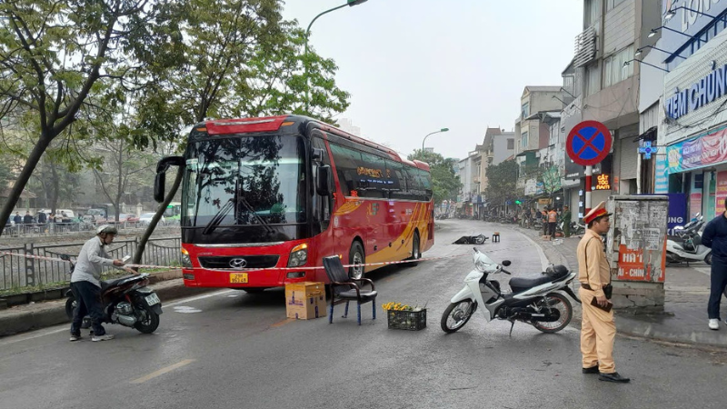 Vụ tai nạn trên tuyến đường Trịnh Đình Cửu sáng 27/3/2025, trước số nhà 84 đã xảy ra vụ tai nạn giữa xe ô-tô 45 chỗ và nữ thanh niên điều khiển xe gắn máy rất tiếc vụ tai nạn đã làm người điều khiển xe gắn máy tử vong ngay tại chỗ. (Ảnh: KIM CƯƠNG)