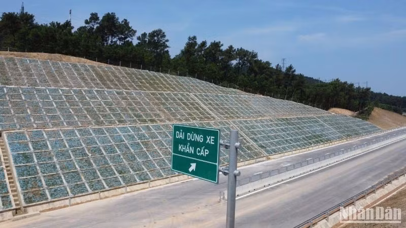 Một đoạn trên tuyến cao tốc Bùng-Vạn Ninh thuộc dự án thành phần cao tốc bắc-nam là 1 trong những tuyến cao tốc được thông xe đưa vào sử dụng nhân kỷ niệm 50 năm Ngày Giải phóng miền nam. (Ảnh: KIM CƯƠNG)