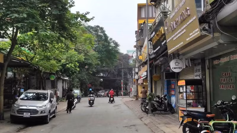 Một đoạn trên tuyến phố Ngọc Hà gần khu giao đường Hoàng Hoa Thám. (Ảnh: KIM CƯƠNG)