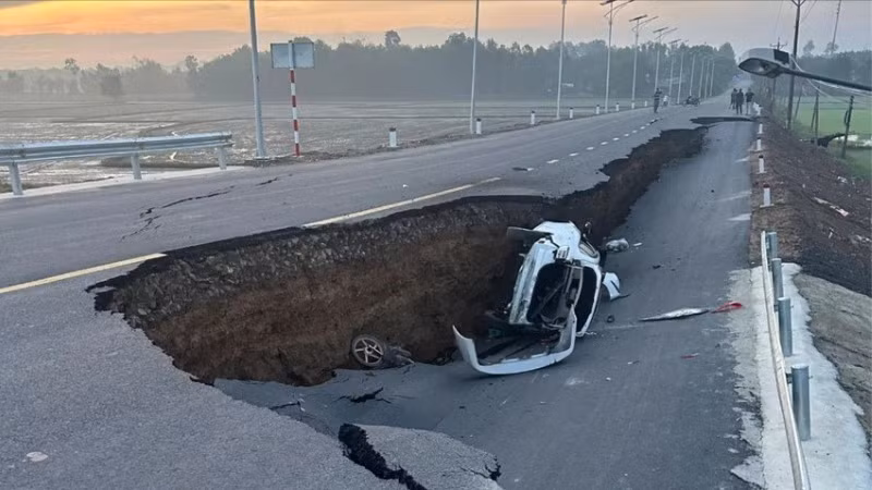 Sự việc sụt lún đường tại Tây Ninh ngày 11/5/2025. (Ảnh: CTV)