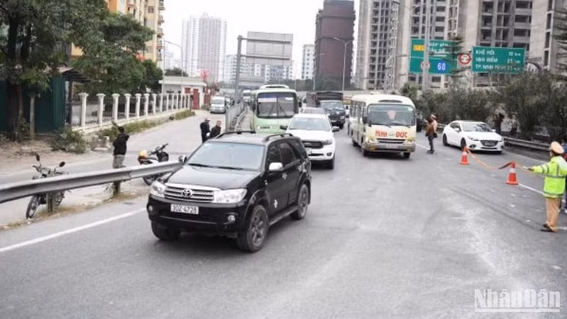 Ảnh minh họa: Công an thành phố Hà Nội phân luồng giao thông.