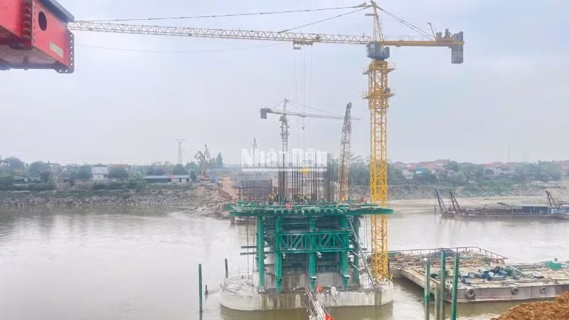 Các trụ cầu Phong Châu đã hình thành (Ảnh: ĐÌNH HUY)