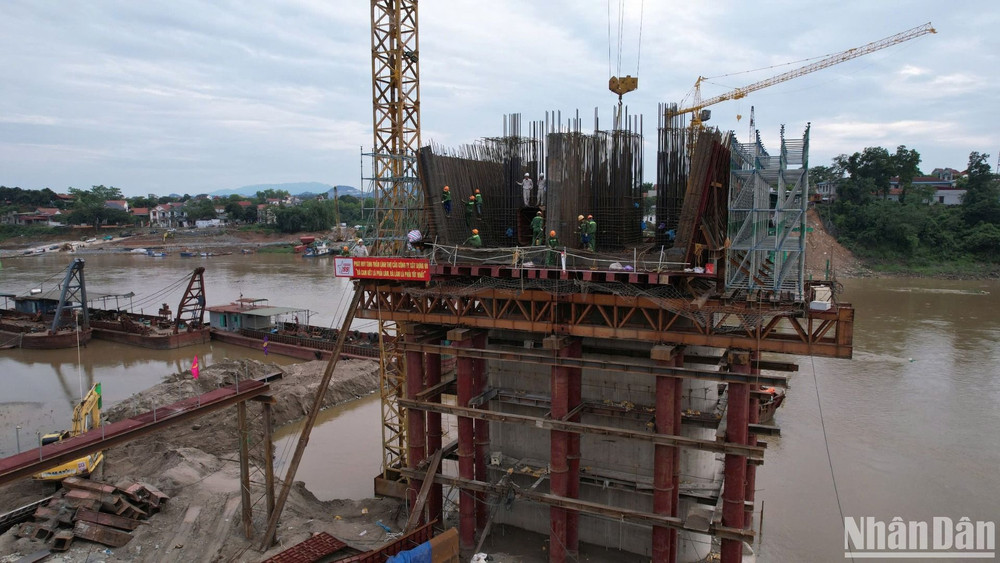 Công nhân thi công xuyên lễ 30/4 và 1/5 trụ T4 cầu Phong Châu.