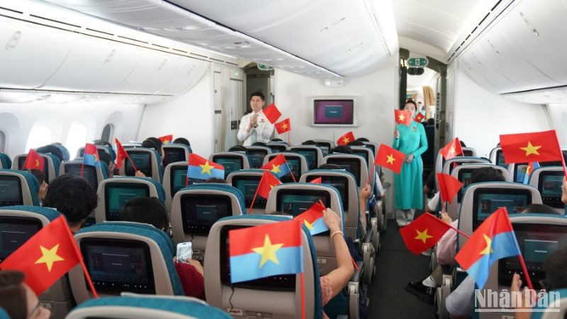 Trên 1 chuyến bay nội địa trong dịp nghỉ Lễ 30/4-1-5 vừa qua. (ẢNH: VNA)