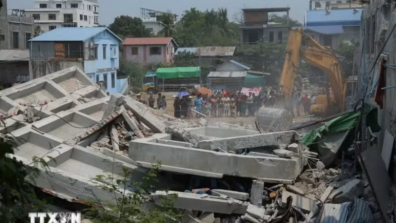 Hoạt động cứu hộ được tiến hành sau động đất tại Mandalay, Myanmar. (Ảnh: THX/TTXVN)