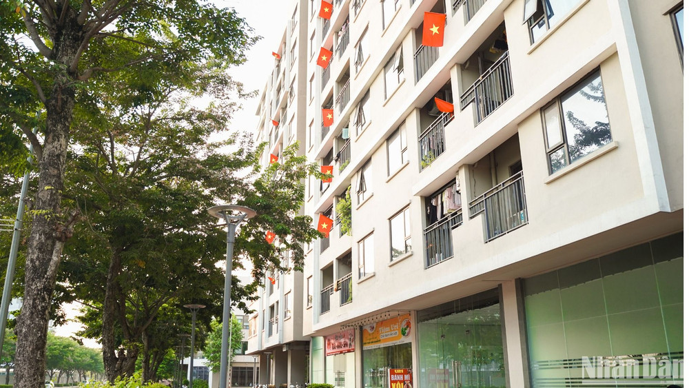 Một khu nhà ở xã hội trên địa bàn thành phố Hà Nội treo cờ mừng kỷ niệm 50 năm Ngày Giải phóng miền nam, thống nhất đất nước (30/4/1975-30/2025).