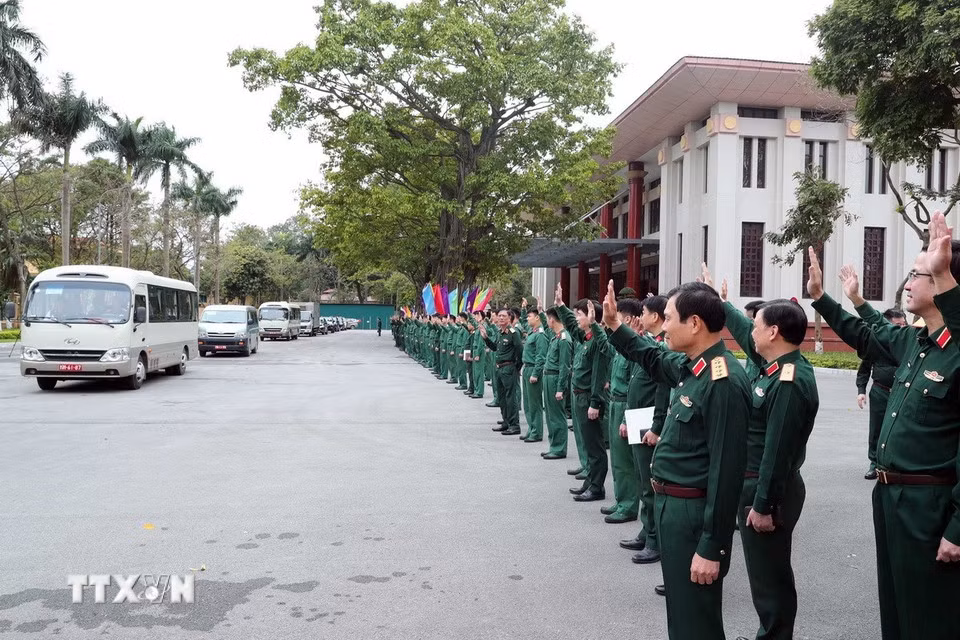 Đại tướng Nguyễn Tân Cương, Tổng Tham mưu , Thứ trưởng Bộ Quốc và đại diện các cơ tiễn lực lượng cứu trợ ra sân bay sang Myanmar ngay trong chiều ngày 30/3. (Ảnh Trọng /TTXVN)