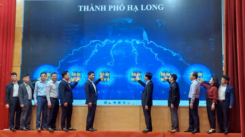 Các đại biểu phát động phong trào "Bình dân học vụ số".