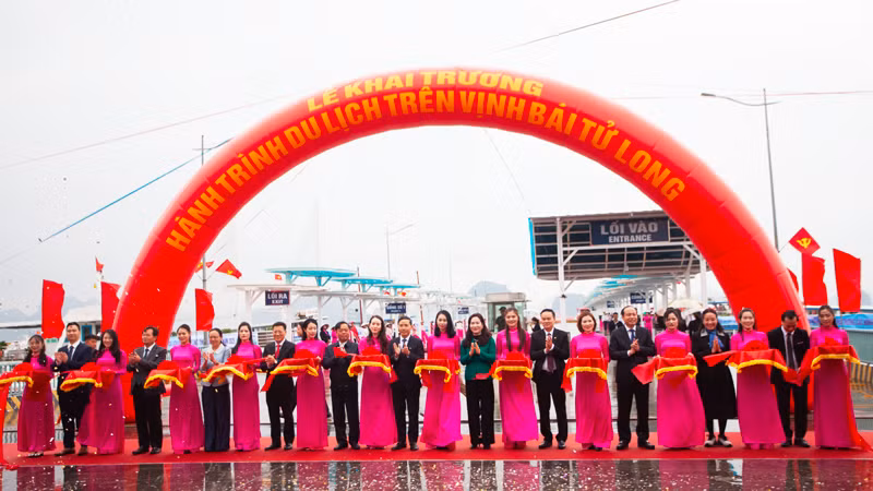 Các đại biểu cắt băng khai trương hành trình du lịch trên vịnh Bái Tử Long.