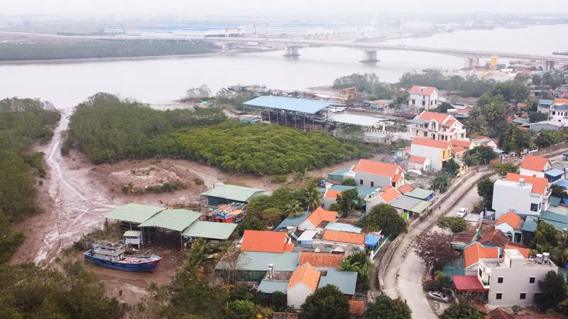 Làng nghề đóng tàu thuyền vỏ gỗ Cống Mương.