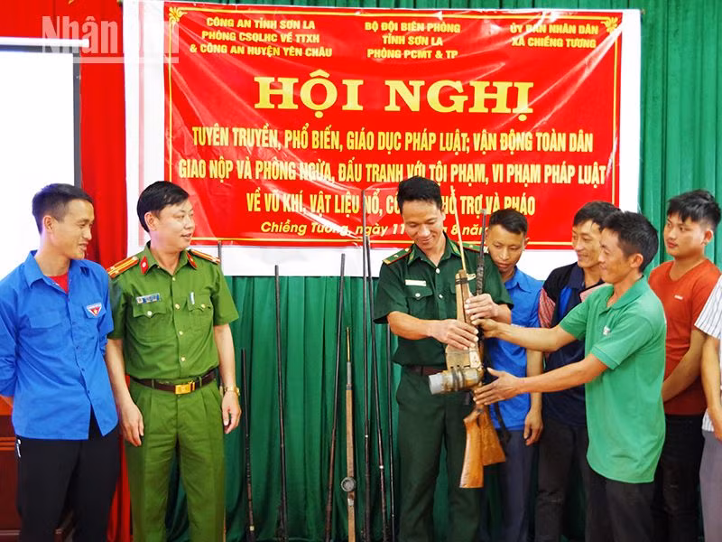 Người dân tự giác mang súng tự chế giao nộp cho các cơ quan chức năng.