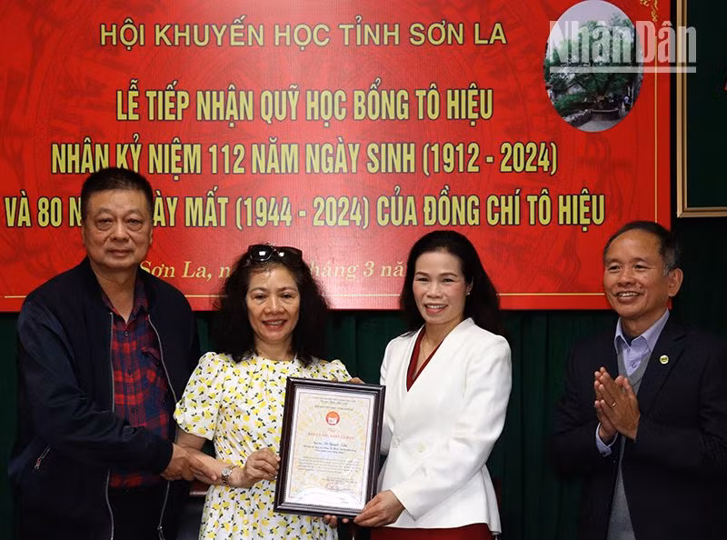 Hội Khuyến học tỉnh Sơn La trao Giấy chứng nhận vinh danh "Bảng vàng khuyến học" cho gia đình ông Tô Quyết Tiến.