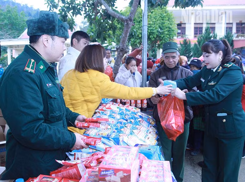 Gian hàng không đồng dành cho người dân các bản của các xã biên giới.