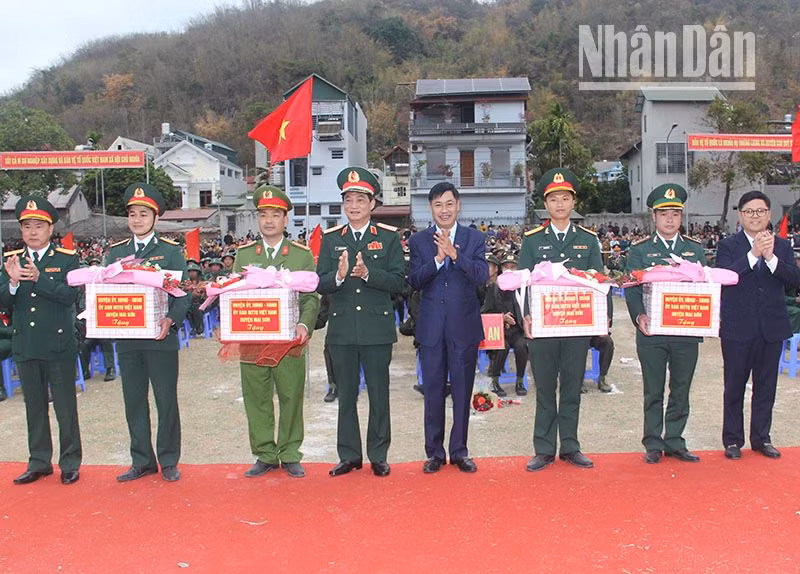 Đồng chí Nguyễn Hữu Đông, Ủy viên Ban Chấp hành Trung ương Đảng, Bí thư Tỉnh ủy, Trưởng Đoàn đại biểu Quốc hội tỉnh cùng lãnh đạo Quân khu 2 tặng quà các đơn vị nhận quân.