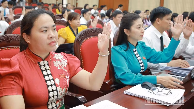 Các đại biểu Hội đồng nhân dân tỉnh Sơn La biểu quyết thông qua các dự thảo nghị quyết tại Kỳ họp thứ 9.