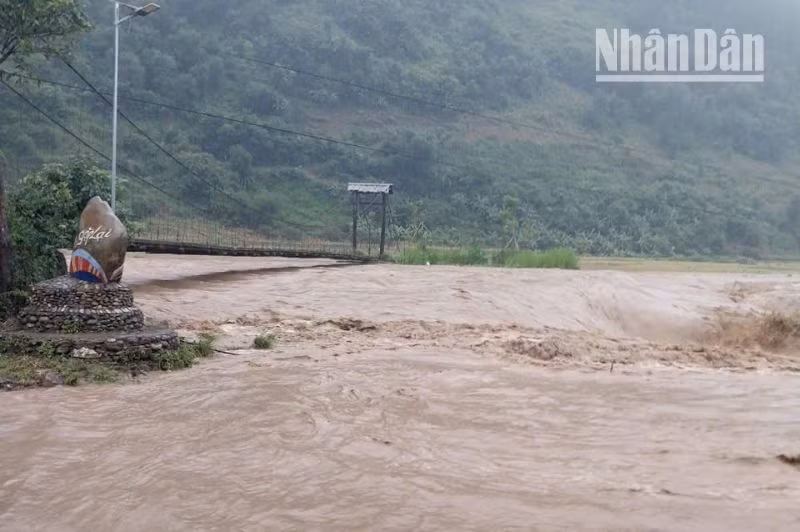 Nước lũ dâng cao tại xã Ngọc Chiến, huyện Mường La. (Ảnh: Người dân cung cấp)