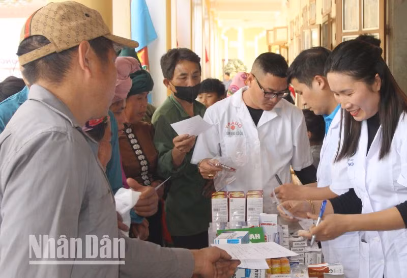 Chương trình đã tổ chức khám, phát thuốc miễn phí cho người dân trên địa bàn xã Phiêng Pằn.