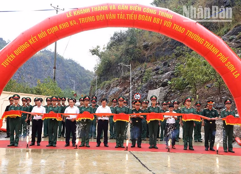 Các đại biểu cắt băng khánh thành công trình chào mừng 70 năm Chiến thắng Điện Biên Phủ.