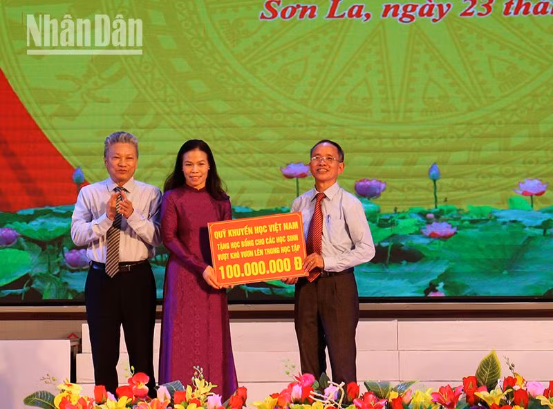 Hội Khuyến học Việt Nam trao học bổng hỗ trợ học sinh vượt khó cho Hội Khuyến học tỉnh Sơn La.
