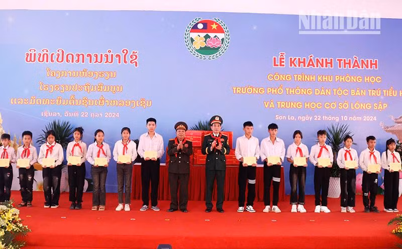 Đại tướng Phan Văn Giang và Đại tướng Chansamone Chanyalath trao học bổng cho học sinh Trường phổ thông dân tộc bán trú Tiểu học và Trung học cơ sở Lóng Sập.