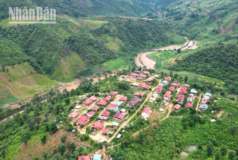 Các hộ đồng bào Khơ Mú bản tái định cư Căm Cặn di chuyển nhường đất cho thủy điện Nậm Hóa 1 từ năm 2019, nhưng đến nay phía thủy điện vẫn chưa thi công xong hạ tầng theo cam kết cho người dân.