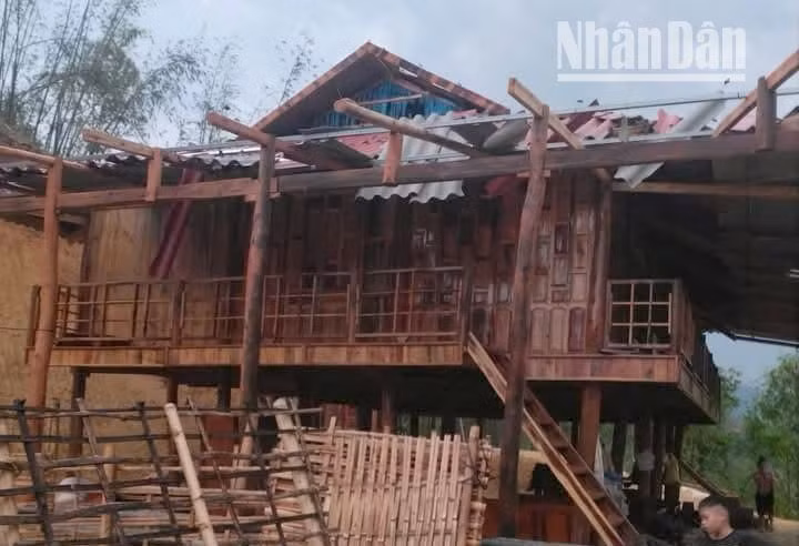 Một số nhà ở của người dân tại bản Nà Lầu, xã Mường É, huyện Thuận Châu bị ảnh hưởng phần mái nhà bởi mưa đá và dông lốc. (Ảnh: TÙNG LÂM)
