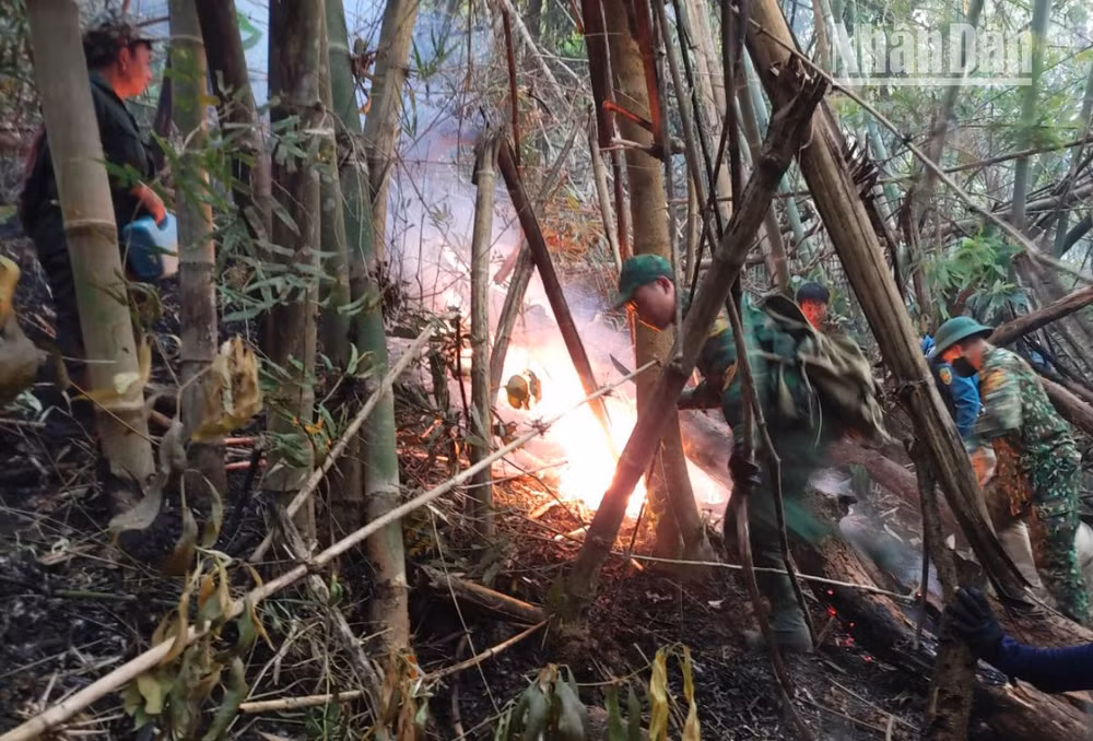Cán bộ, chiến sĩ Đồn Biên phòng Mường Lèo phối hợp tham gia dập lửa tại bản Liềng.