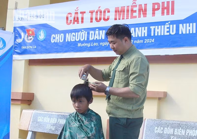 Cán bộ, chiến sĩ Đồn Biên phòng Mường Lèo phối hợp cùng Tỉnh đoàn tổ chức cắt tóc miễn phí cho học sinh, người dân trên địa bàn.