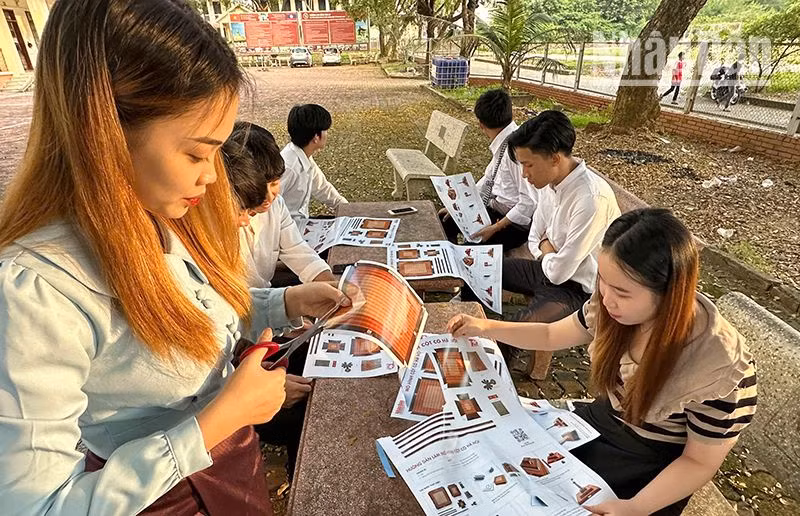 Các em lưu học sinh Lào đang học tập tại Sơn La cũng rất hào hứng trải nghiệm cắt, ghép mô hình sau khi đã tìm hiểu về lịch sử Cột cờ Hà Nội.