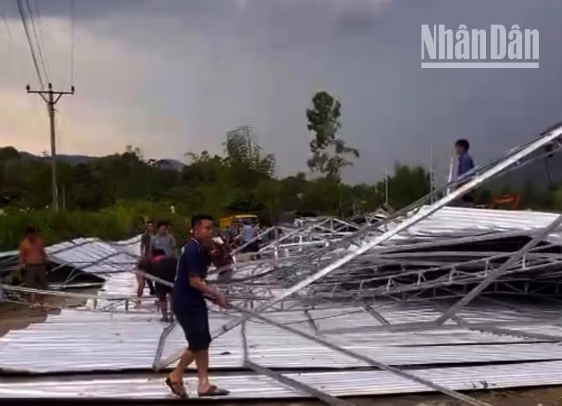 Kho nông sản tại bản Pái, xã Yên Hưng, huyện Sông Mã bị đổ sập hoàn toàn do dông lốc.