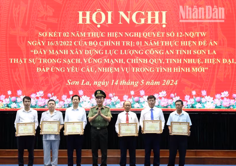 Các tập thể, cá nhân có thành tích xuất sắc trong công tác phối hợp thực hiện Nghị quyết 12 của Bộ Chính trị nhận bằng khen của Bộ trưởng Công an.