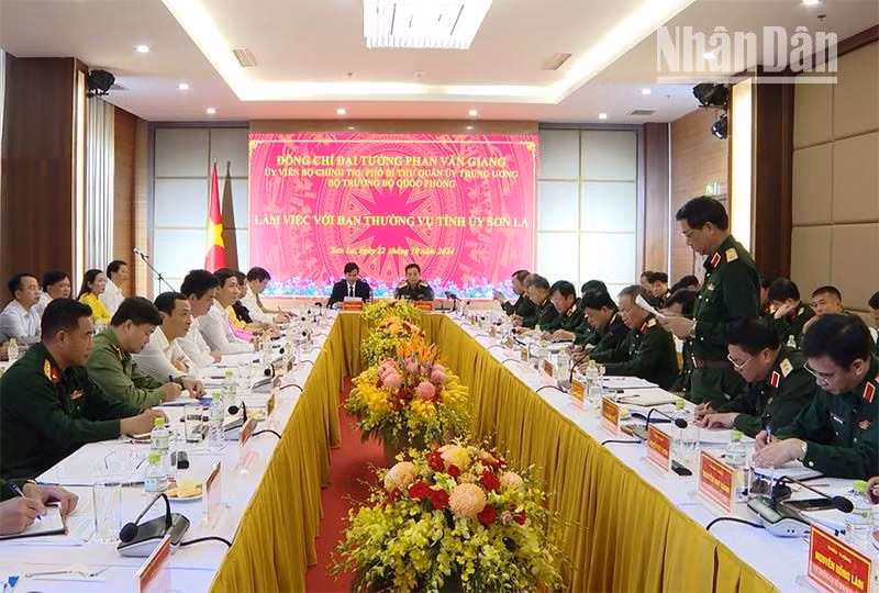 Đoàn công tác của Bộ Quốc phòng và Ban thường vụ Tỉnh ủy Sơn La tại cuộc làm việc.