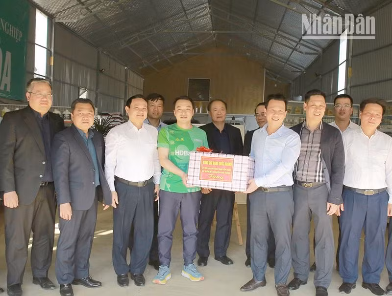 Đồng chí Đặng Quốc Khánh cùng đoàn công tác tặng quà cho hộ trồng chè thuộc Công ty cổ phần chè Cờ Đỏ Mộc Châu.