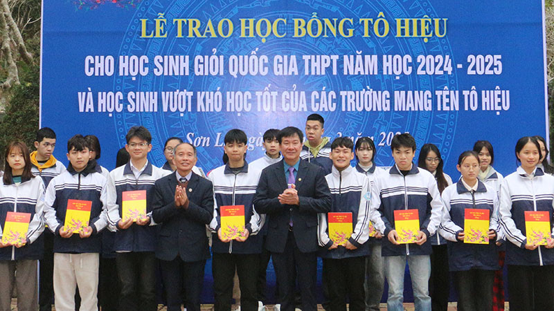Lãnh đạo Sở Văn hóa Thể thao và Du lịch tỉnh và Hội Khuyến học tỉnh Sơn La trao học bổng cho các học sinh vượt khó học tốt.