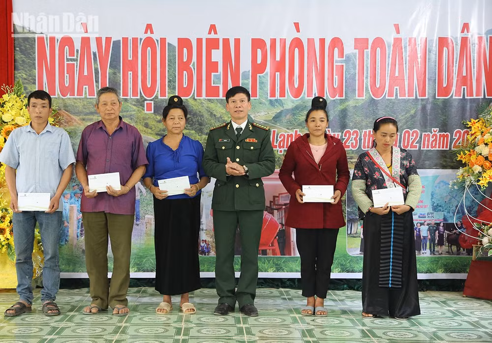 Trao quà tại Ngày hội Biên phòng toàn dân vùng biên giới Sơn La.