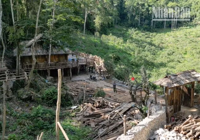 Ủy ban nhân dân huyện Mộc Châu đã có công văn giao cho các cơ quan kiểm tra xử lý dứt điểm các vi phạm xây dựng công trình trên đất quốc phòng.