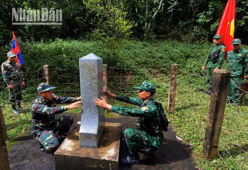 Đồn Biên phòng Mường Lạn (Bộ đội Biên phòng tỉnh Sơn La) và Đại đội Biên phòng 212 (Bộ Chỉ huy Quân sự tỉnh Huaphanh) tuần tra song phương, kiểm tra các cột Mốc, quốc giới.