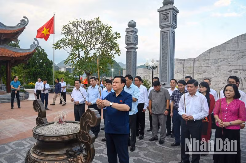 Chủ tịch Quốc hội Vương Đình Huệ cùng các đại biểu dâng hương tại Đền thờ Chủ tịch Hồ Chí Minh ở Quảng trường Tây Bắc, thành phố Sơn La. (Ảnh: Duy Linh)