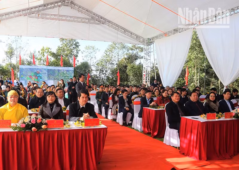 Các đại biểu tham dự lễ khởi công xây dựng và phát động xã hội hóa công trình Đền thờ liệt sĩ tại Khu lịch sử-văn hóa đèo Phạ Đin.