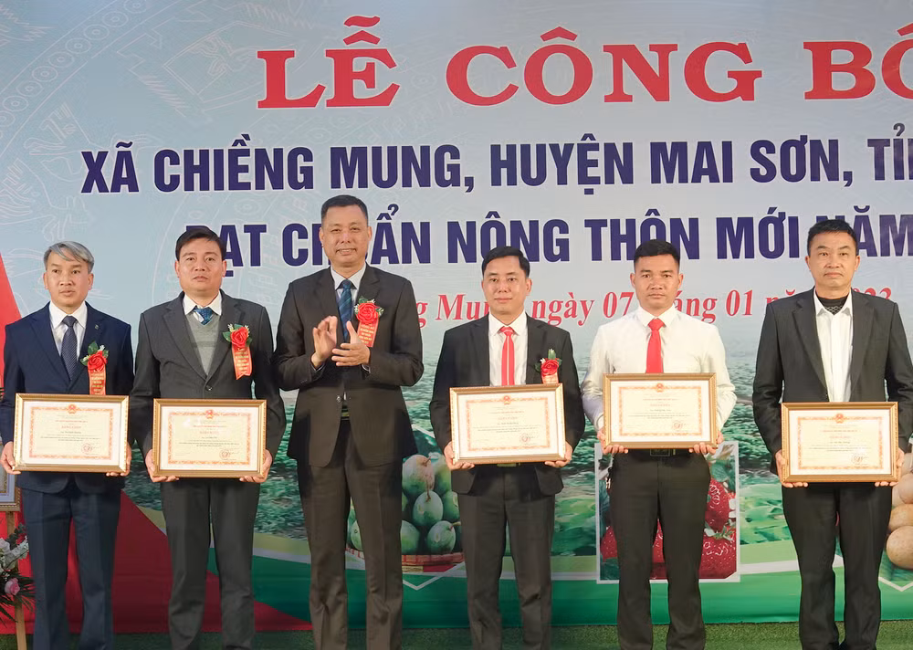 Văn nghệ chào mừng tại lễ công bố xã Chiềng Mung đạt chuẩn nông thôn mới.