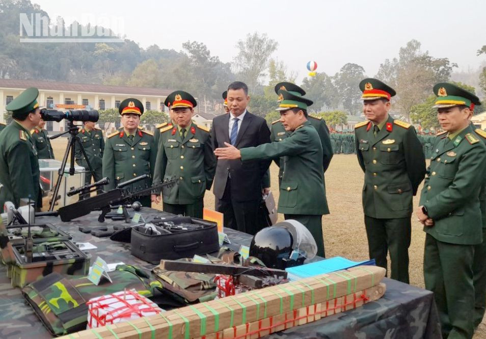 Đại biểu tham quan các mô hình học cụ.